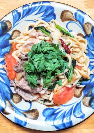 豚こま肉と春菊とトマトの焼うどん-レシピのメイン写真