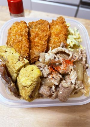 豚バラと玉ねぎの甘炒め☆市販のフライ弁当-レシピのメイン写真