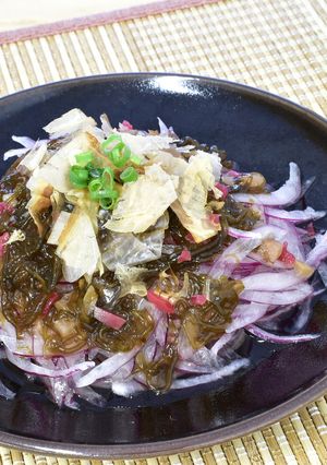 赤玉ねぎスライスに梅もずくをかけて-レシピのメイン写真