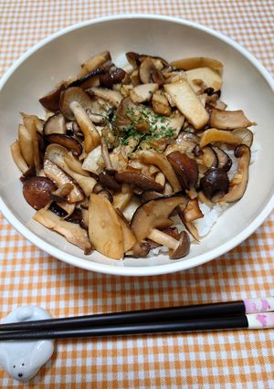 簡単☆お手軽きのこのガリバタ炒め丼-レシピのメイン写真