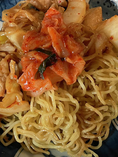 豚キムチをカリッと焼きそばに乗せて-レシピのメイン写真