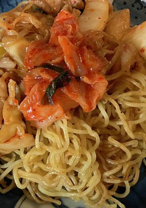 豚キムチをカリッと焼きそばに乗せて-レシピのメイン写真