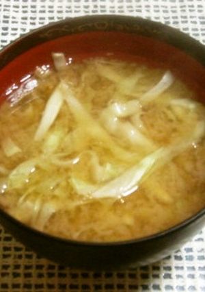 シンプル！炒めキャベツの味噌汁-レシピのメイン写真