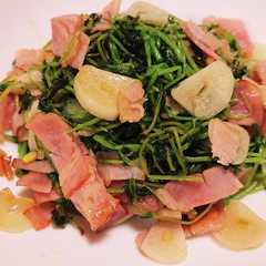 รูปของ 豆苗とベーコンのにんにく炒め
