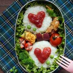 รูปของ 梅干しハートのおにぎり弁当