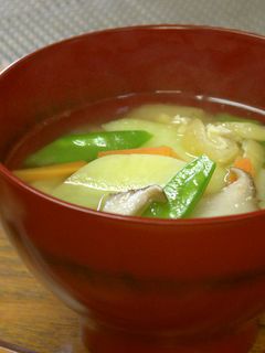 キヌサヤとジャガイモのお味噌汁【動画】-レシピのメイン写真