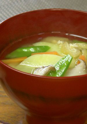 キヌサヤとジャガイモのお味噌汁【動画】-レシピのメイン写真