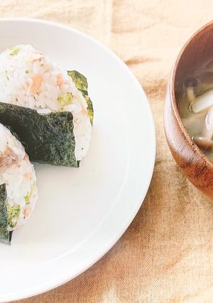 鮭彩りおにぎりとブッロコリー茎のお味噌汁-レシピのメイン写真