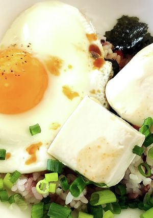 ピリ辛♡目玉焼き豆腐のせご飯-レシピのメイン写真