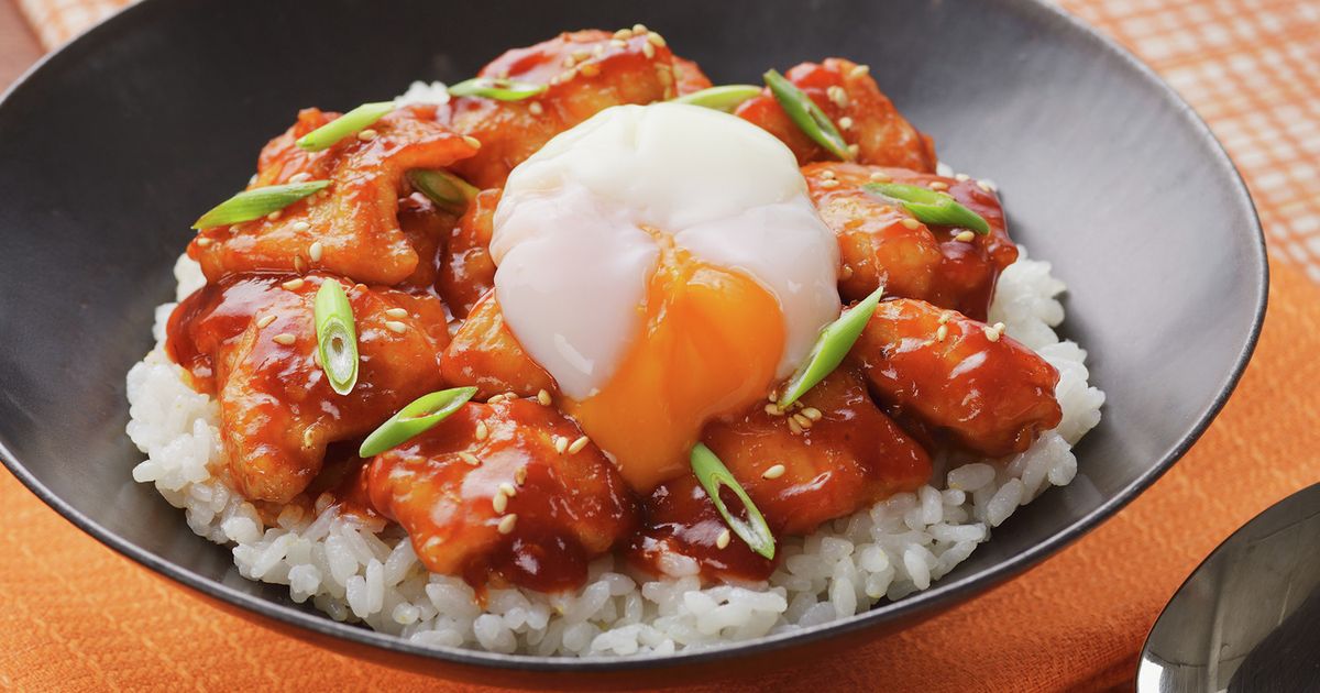 基本からアレンジまで!思わずつくりたくなる「ヤンニョムチキン丼」のレシピ集 | クックパッド