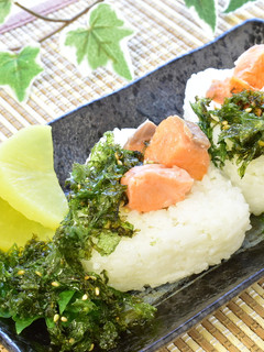 焼き鮭のぶっかけ海苔のこぼしおにぎり-レシピのメイン写真
