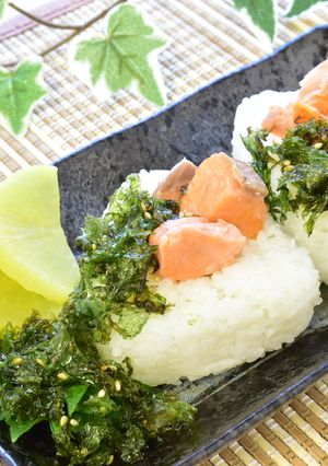 焼き鮭のぶっかけ海苔のこぼしおにぎり-レシピのメイン写真