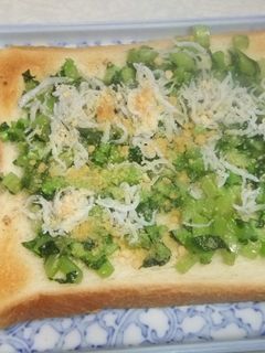 大根葉としらすと粉チーズのオープンサンド-レシピのメイン写真