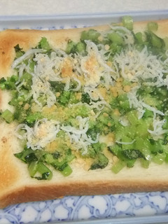 大根葉としらすと粉チーズのオープンサンド-レシピのメイン写真