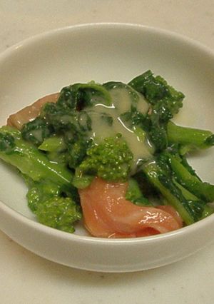 菜の花とサーモンの白味噌ドレッシング和え-レシピのメイン写真
