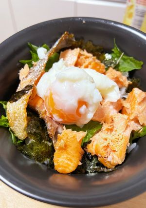 残った酢飯で☆ほぐし焼き鮭の半熟卵丼ぶり-レシピのメイン写真
