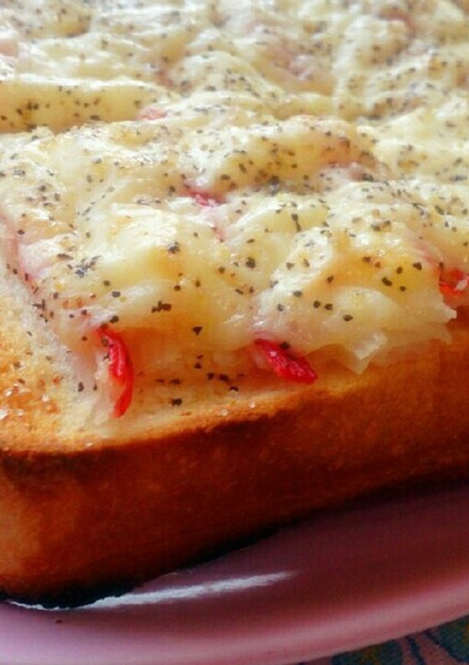 ガツンとチーズ黒胡椒マヨカニカマトースト-レシピのメイン写真