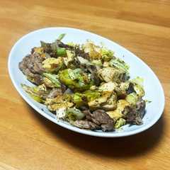 A picture of 豆腐と豚こまの青のり塩炒め.
