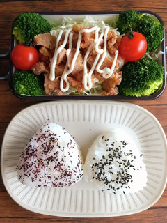 今日の自分弁当☆チキンサラダとおにぎり♪-レシピのメイン写真