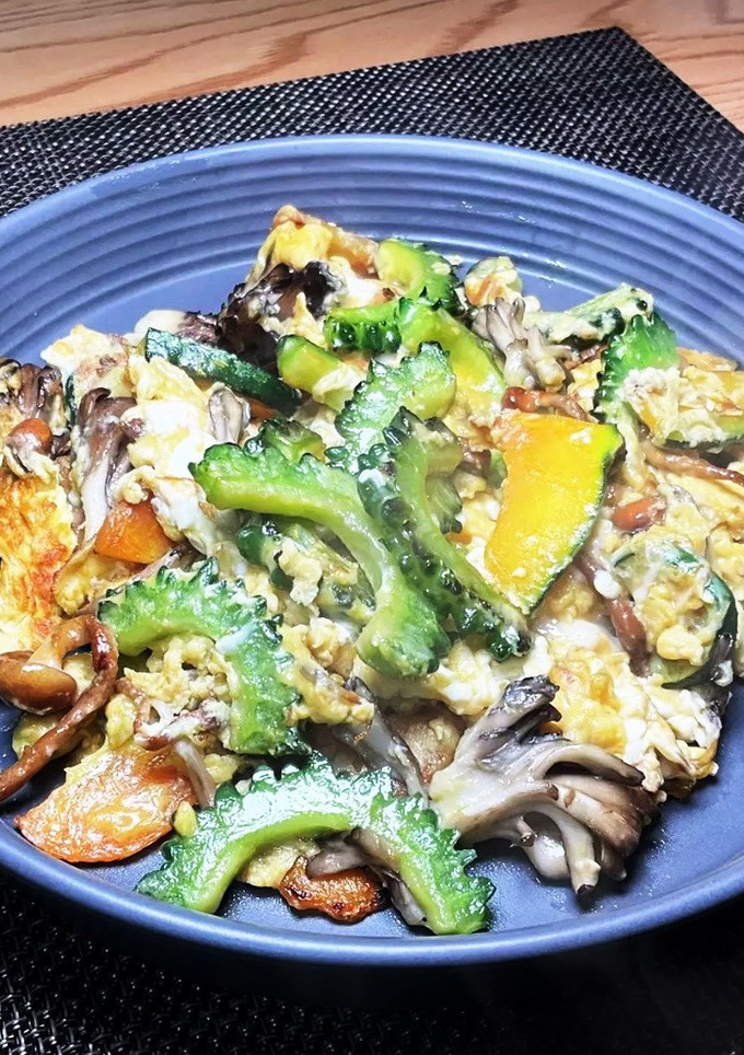 夏野菜ゴーヤと緑黄色野菜とキノコの卵炒め-レシピのメイン写真