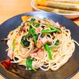 ほうれん草と舞茸と厚切りハムの和風パスタ