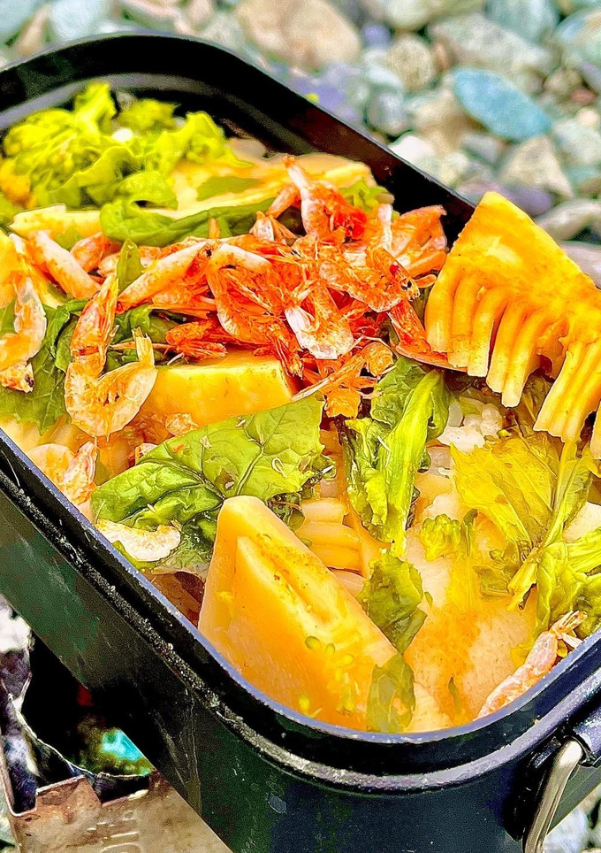 お外で♡筍と菜花と桜海老の炊き込みご飯-レシピのメイン写真