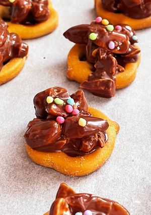 乗せるだけ簡単！プレッツェルナッツチョコ-レシピのメイン写真