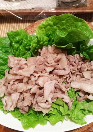 サンチュで豚こま巻いていただきまぁす。-レシピのメイン写真