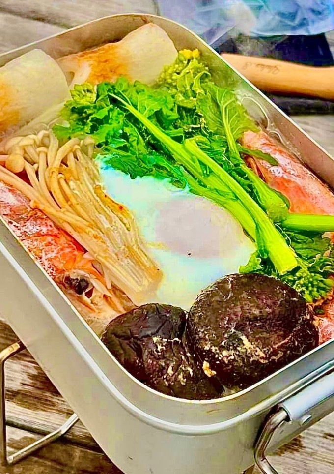 海老と菜の花！アウトドアで鍋焼きうどん-レシピのメイン写真