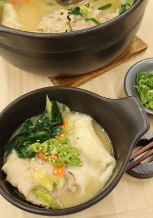 豚骨ラーメンで簡単☆〆まで美味しい餃子鍋-レシピのメイン写真