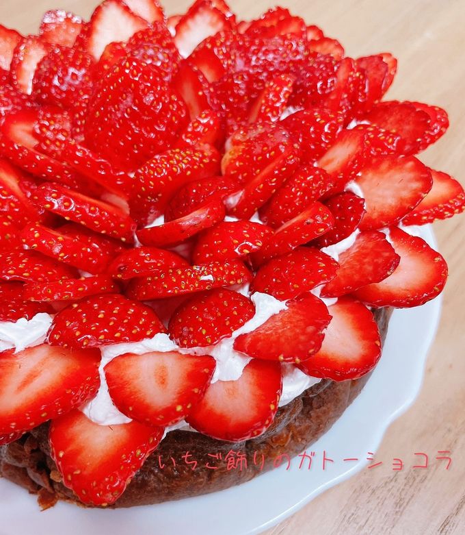 簡単♡いちご飾りのガトーショコラ by tomopii* 【クックパッド】 簡単