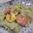 アボカドとマカロニポテトにエビ添え