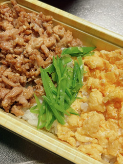 鶏そぼろと卵と絹さやの3食丼-レシピのメイン写真