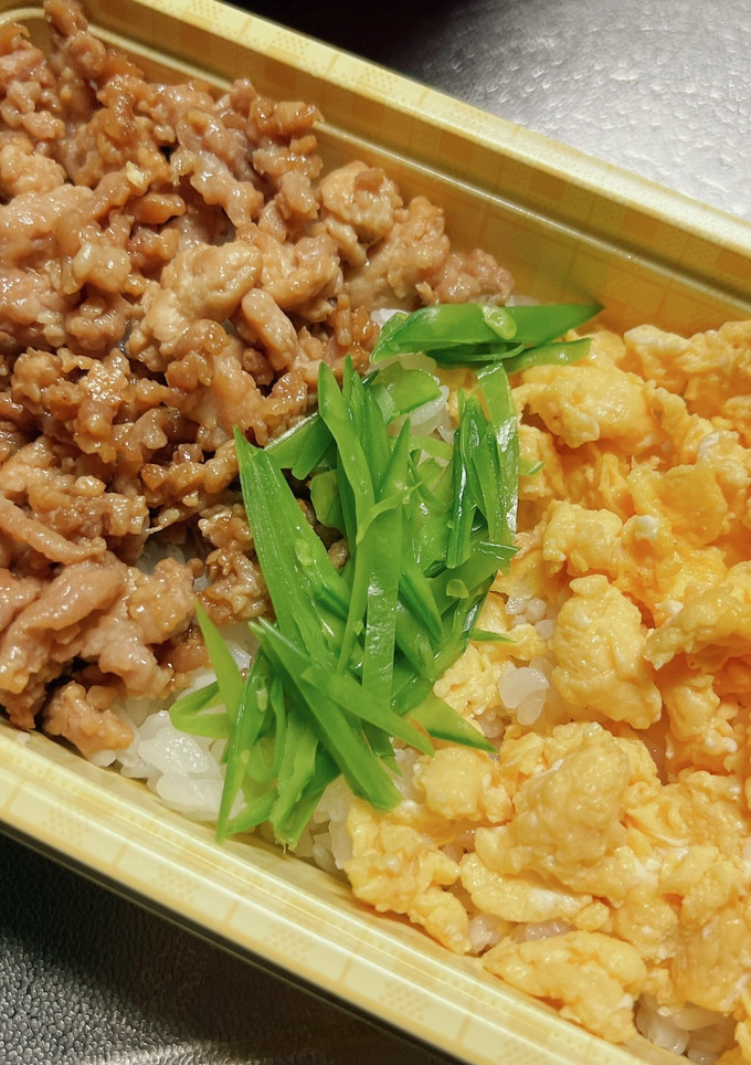 鶏そぼろと卵と絹さやの3食丼-レシピのメイン写真