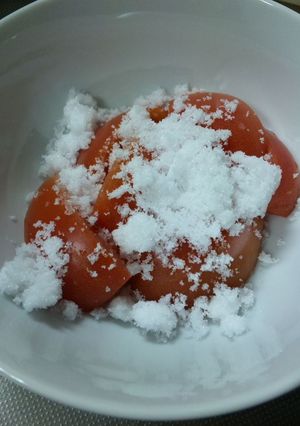 トマトの上に雪が？！…違う！砂糖だ♪-レシピのメイン写真