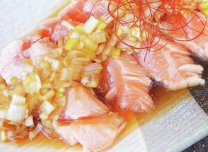 刺身用サーモンの柵で炙りにしました-レシピのメイン写真