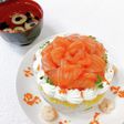 サーモンとクリチの華やかケーキ寿司
