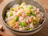 鮭と枝豆の彩りみそ混ぜご飯