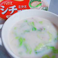 รูปของ ウチの定番☆ベーコンと白菜のシチュー