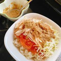 A picture of 激旨！特製ゴマソースの棒棒鶏風サラダ丼。.