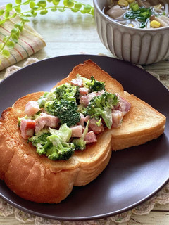 ブロッコリーとベーコンのオープンサンド-レシピのメイン写真