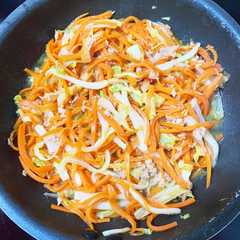 ピーラー要らず！人参と緑野菜とツナの旨煮-レシピのメイン写真