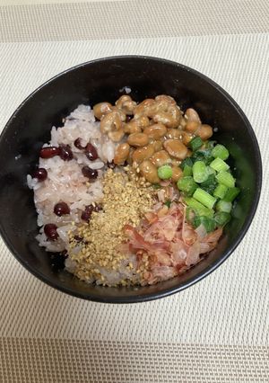 お赤飯×納豆×トッピング＝美味しいごはん-レシピのメイン写真