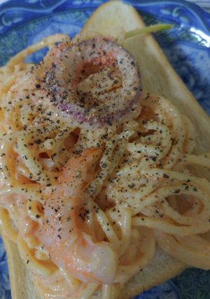 明太パスタでオープンサンド-レシピのメイン写真