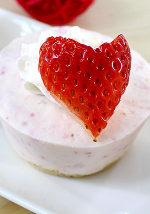 ぶんぶんで簡単♡いちごのレアチーズケーキ-レシピのメイン写真