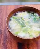 すぐできる！豆腐と豆苗の白だしスープ。