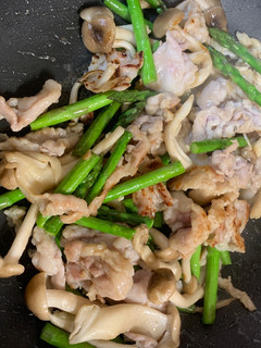 アスパラとしめじバター焼き(お肉も)-レシピのメイン写真
