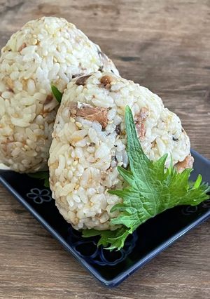 鯖味噌缶とチーズのおにぎり-レシピのメイン写真