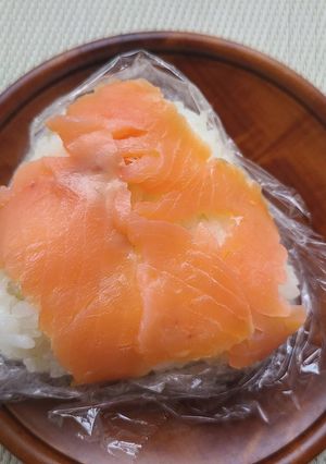 朝食！スモークサーモンのもち米入りお握り-レシピのメイン写真