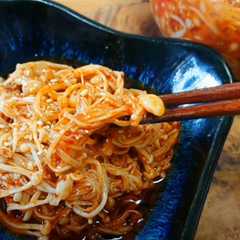 รูปของ エノキのラー油漬け。無限に食べれます